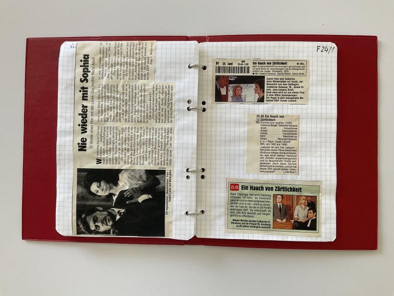 eingeklebte Ausschnitte aus Programmzeitschriften