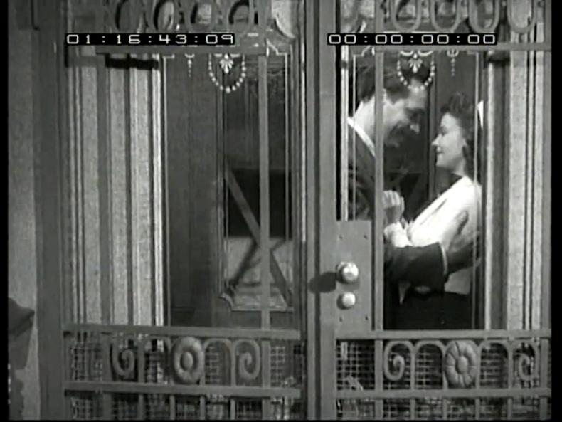 Sonic Icon und Bild-Ton-Choreographie in VIER TREPPEN RECHTS